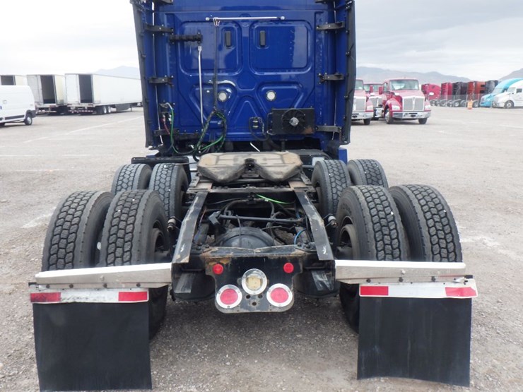 2019-freightliner-cascadia-126-image-12