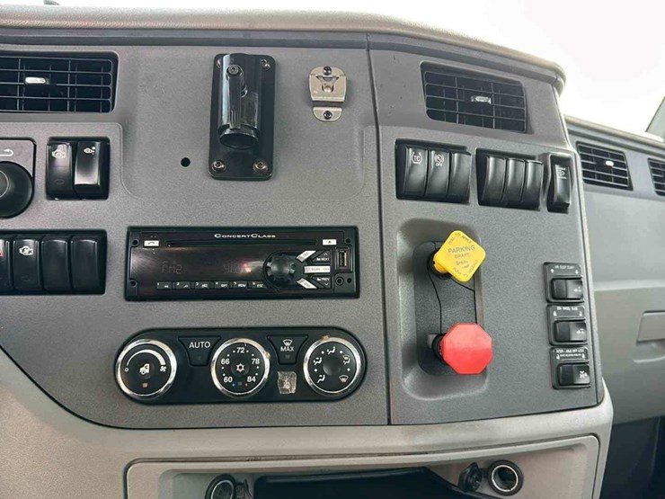 2016-peterbilt-579-image-11