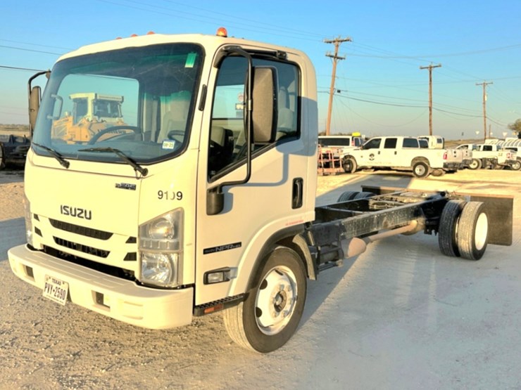 2021-isuzu-npr-image-1