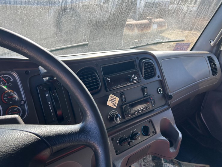 2018-freightliner-m2-106-image-52