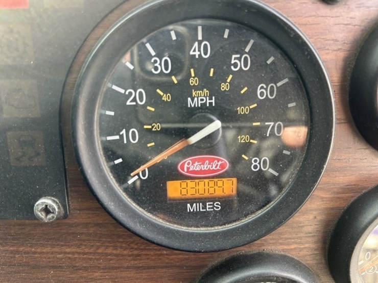 2014-peterbilt-320-image-29