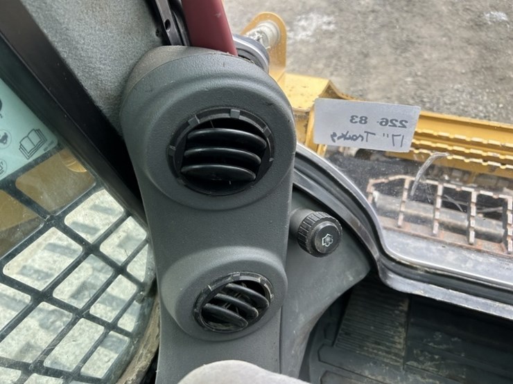 2021-caterpillar-289d3-image-35