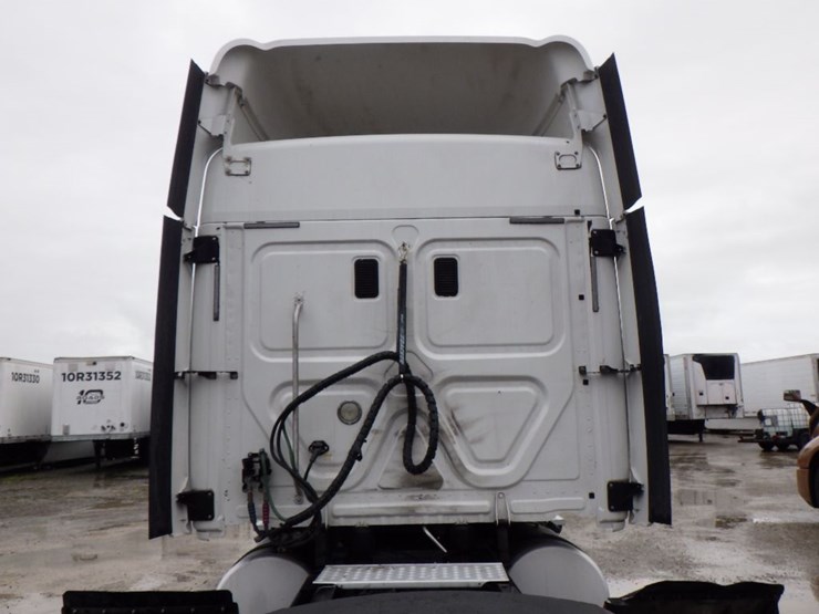 2013-freightliner-cascadia-125-image-12