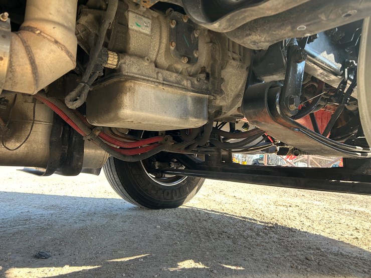 2018-freightliner-m2-106-image-36