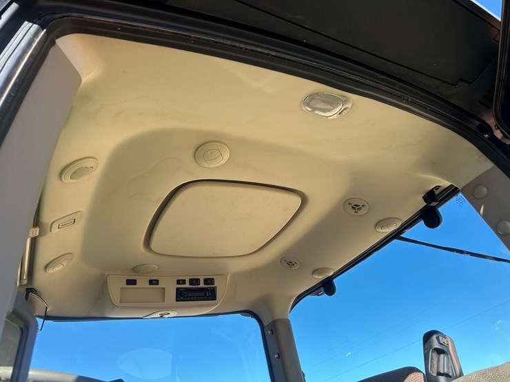 2010-john-deere-8320r-image-33