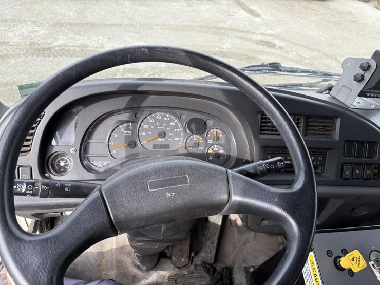 2009-gmc-t7500-image-11