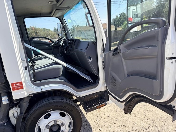 2017-isuzu-nrr-image-17