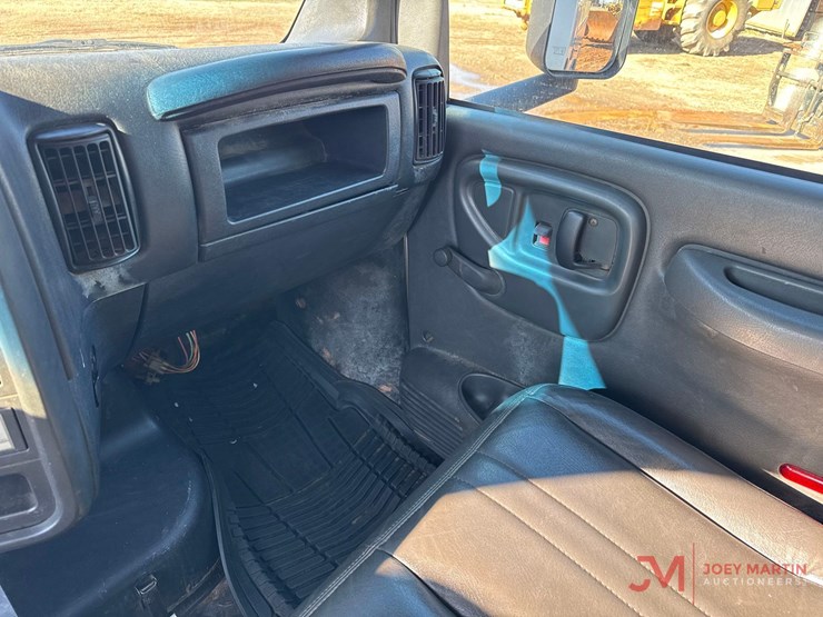 2005-chevrolet-c5500-flatbed-truck-image-25