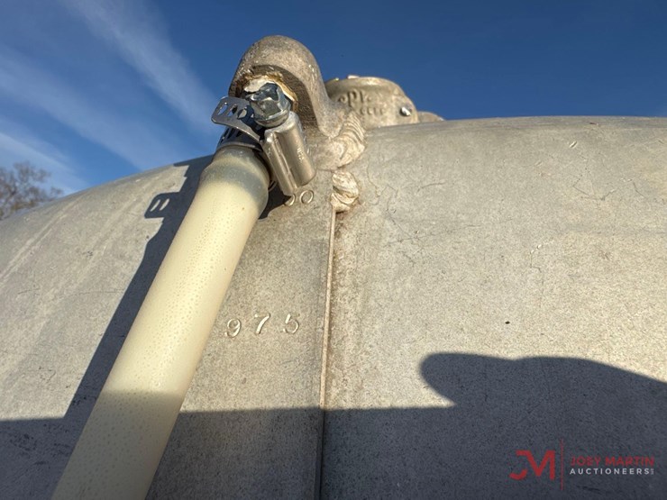 blue-1,000-gallon-towable-water-wagon-image-11