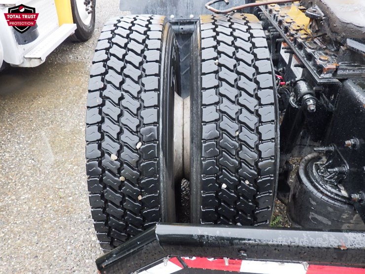 2022-freightliner-cascadia-126-image-10