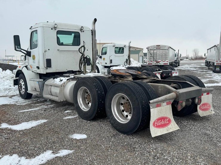 2017-peterbilt-567-image-4