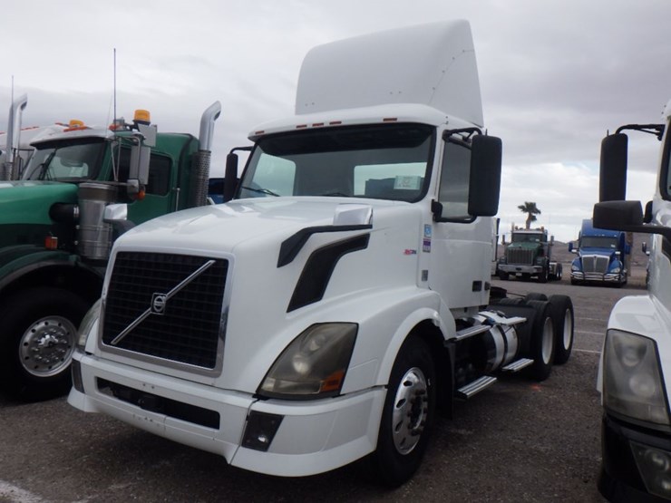 2012-volvo-vnl-300-image-1