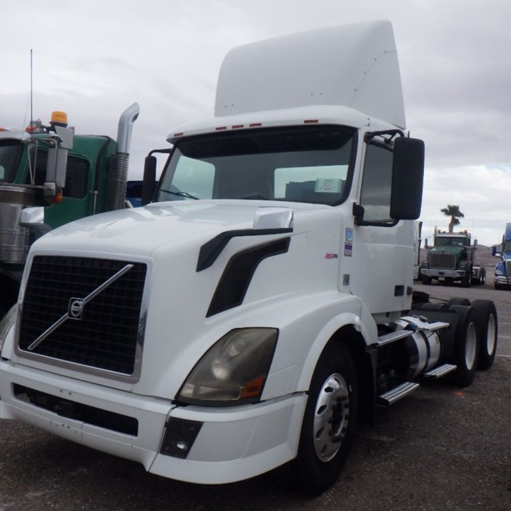2012 VOLVO VNL 300