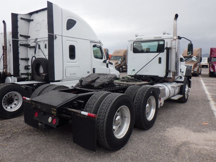 2012-caterpillar-ct660l-image-7