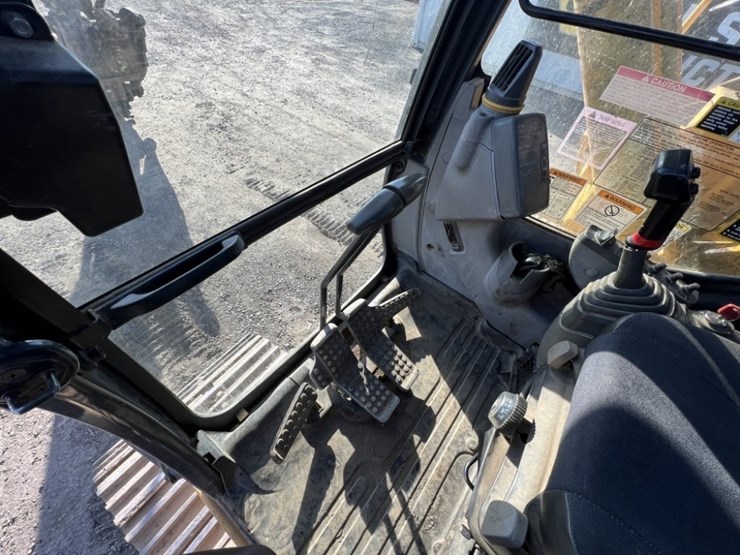 2004-deere-225c-lc-image-31