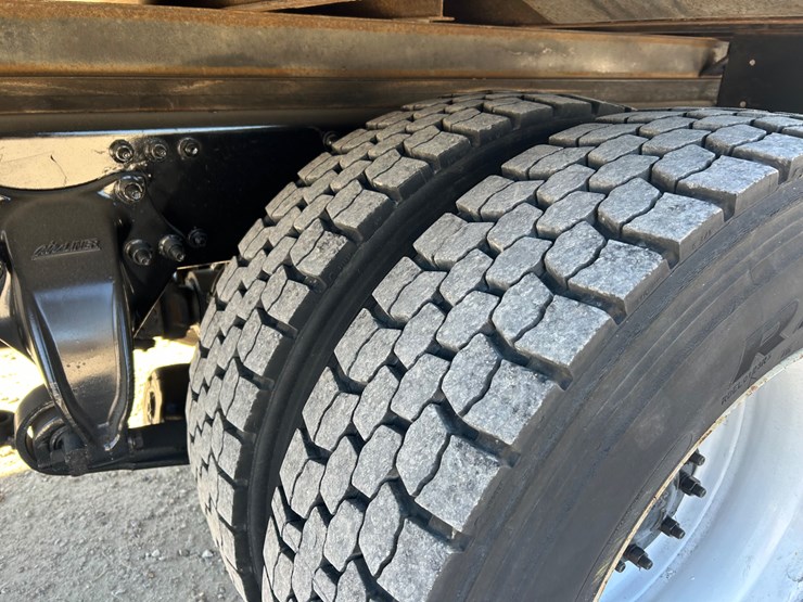 2018-freightliner-m2-106-image-78