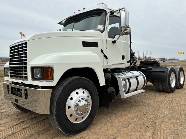 2020-mack-p164t-daycab-image-1