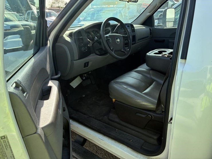 2013-chevrolet-3500-image-10