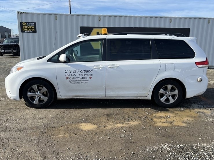 2014-toyota-sienna-le-image-7