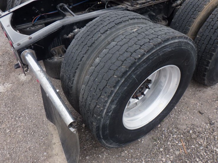 2022-freightliner-cascadia-126-image-8