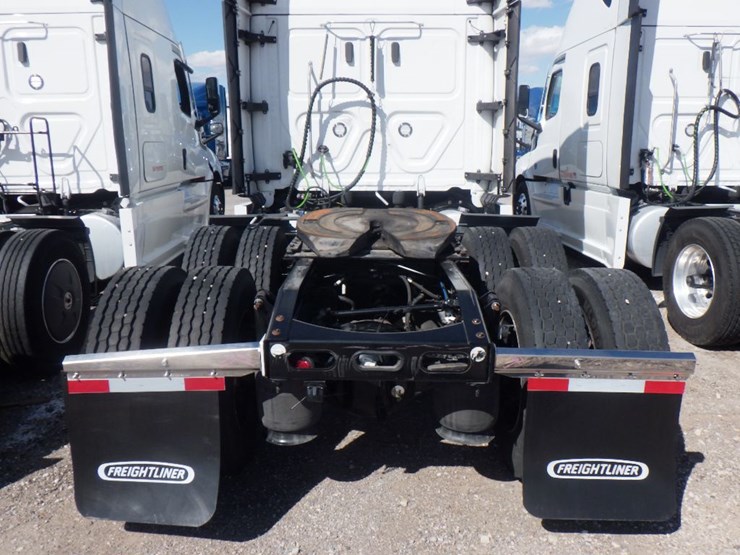 2024-freightliner-cascadia-126-image-12