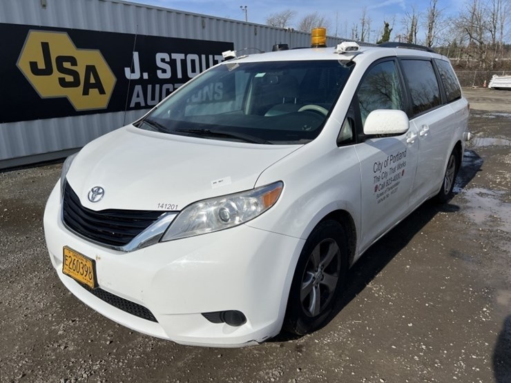 2014-toyota-sienna-le-image-1