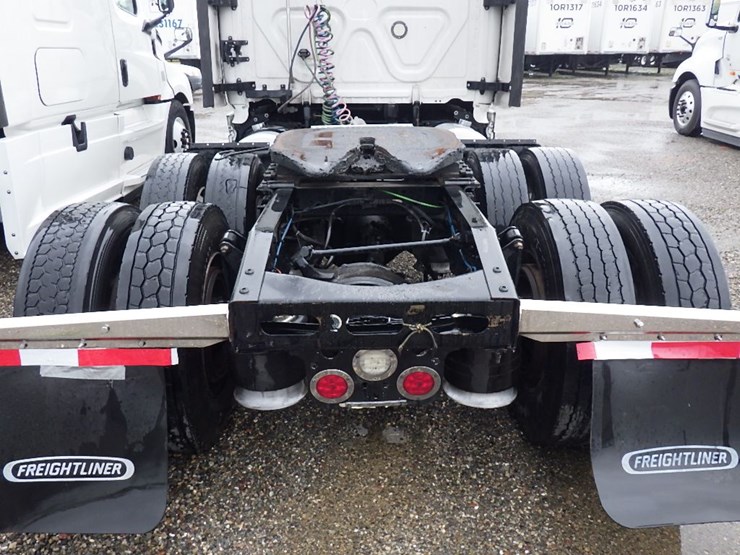 2020-freightliner-cascadia-126-image-19