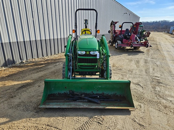 john-deere-3320-image-8