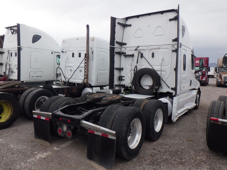 2022-freightliner-cascadia-126-image-9