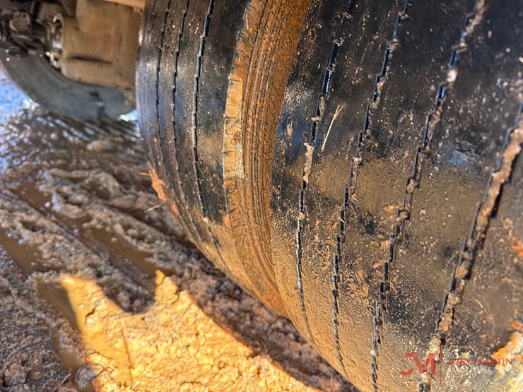 2005-chevrolet-c5500-flatbed-truck-image-8