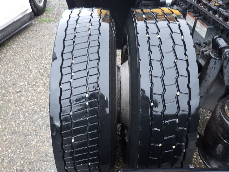 2022-freightliner-cascadia-126-image-10