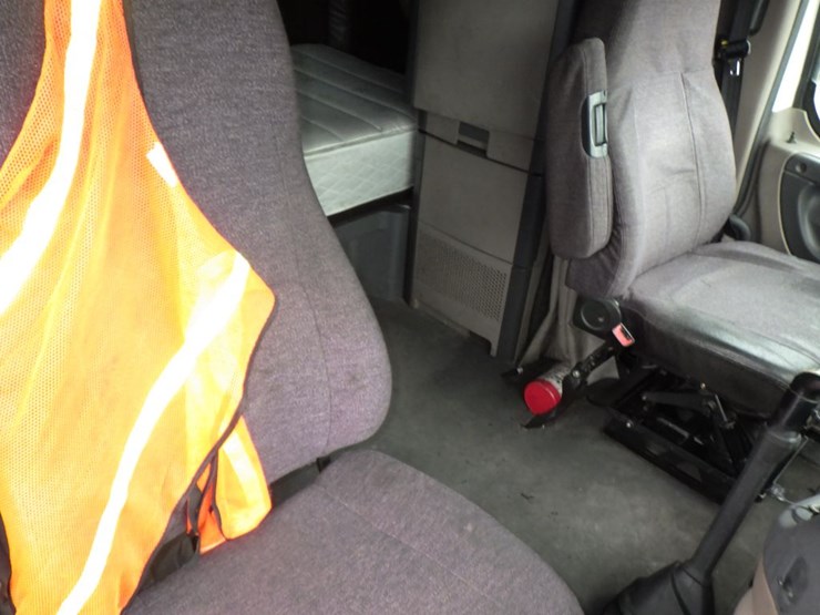 2013-freightliner-cascadia-125-image-5