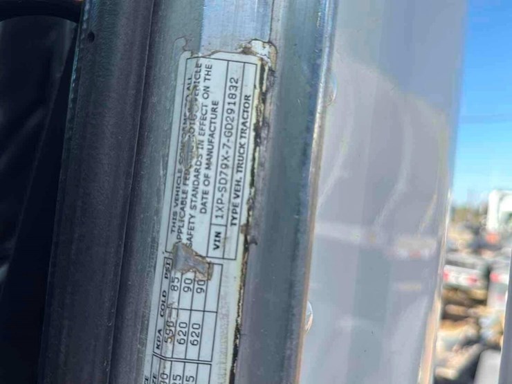2016-peterbilt-365-image-16