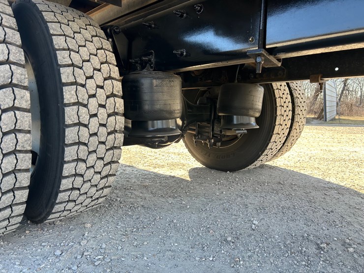 2018-freightliner-m2-106-image-80