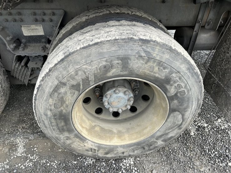 2014-peterbilt-320-image-15