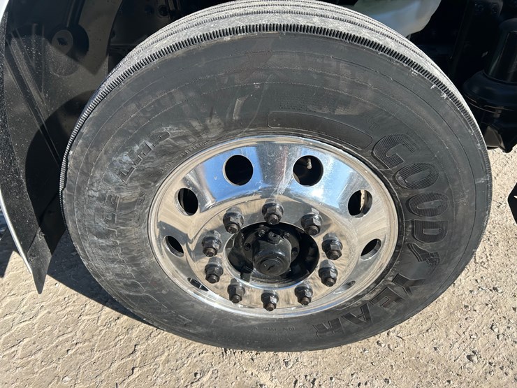 2018-freightliner-m2-106-image-37