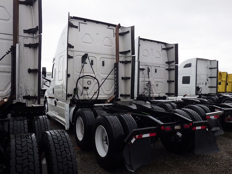 2020-freightliner-cascadia-126-image-17