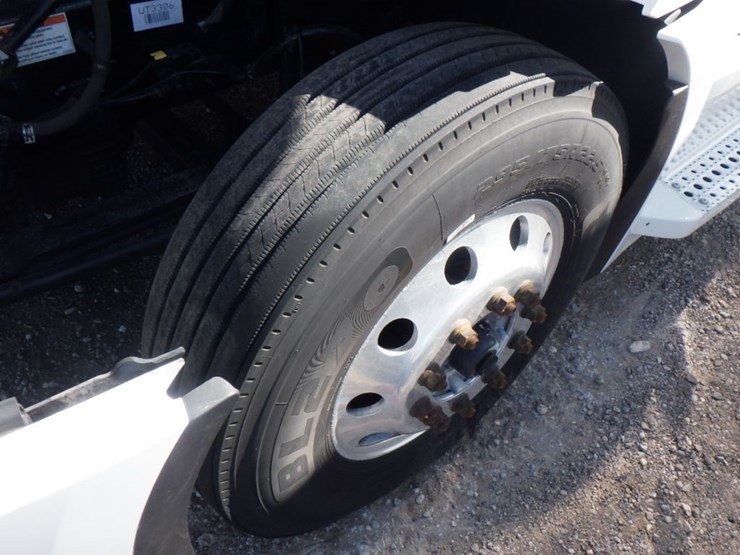 2024-freightliner-cascadia-126-image-24