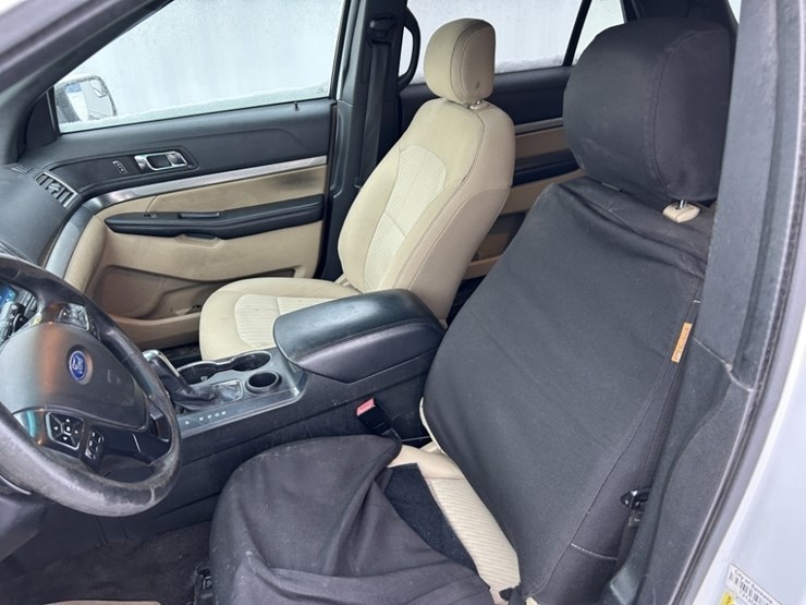 2016-ford-explorer-image-19