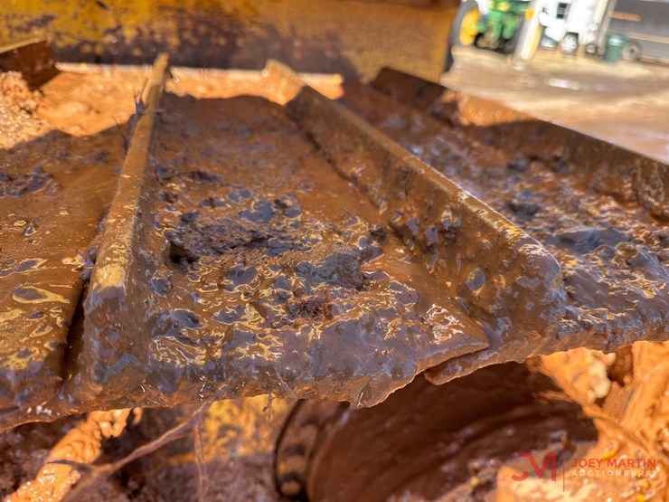 2010-komatsu-d51px-22-image-8