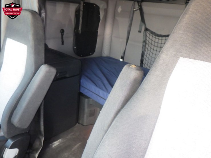 2021-freightliner-cascadia-126-image-21