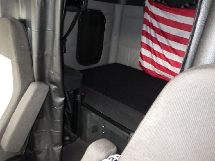 2021-freightliner-cascadia-126-image-27