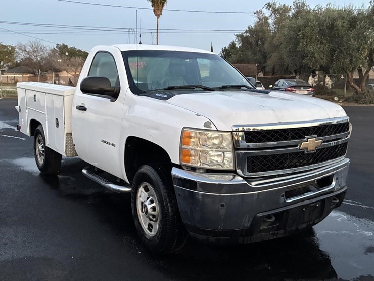 2011-chevrolet-2500-image-2