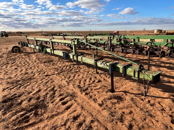 john-deere-7300-image-2