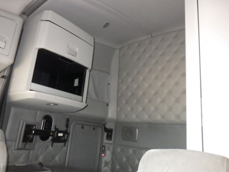 2015-kenworth-t680-image-22