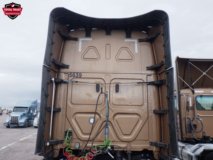 2023-freightliner-cascadia-126-image-10