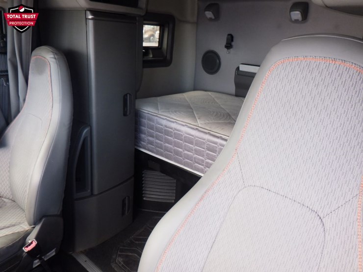 2020-volvo-vnl-760-image-21