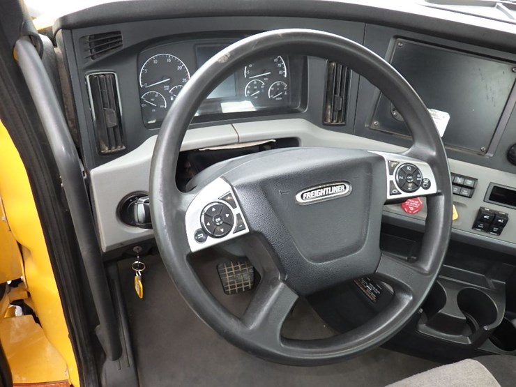 2022-freightliner-cascadia-126-image-13