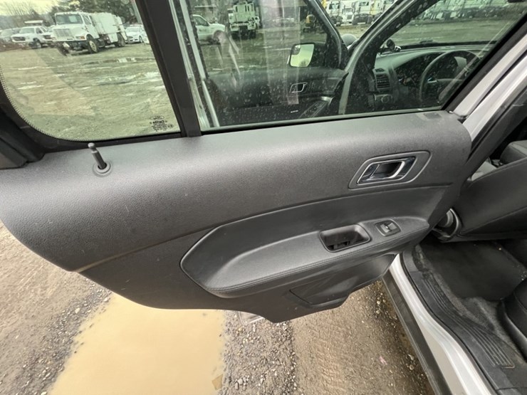 2017-ford-explorer-image-22