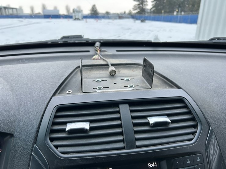 2016-ford-explorer-image-24